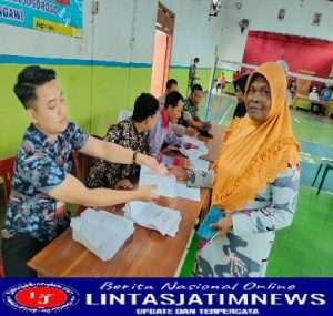Pastikan Berjalan Lancar,Serda Agus Dampingi Pelaksanaan Pembagian BLT
