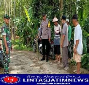 Dukung Program PTSL, Babinsa Koramil 0801/03 Arjosari, Pengamanan Pemasangan Patok Batas Sementara