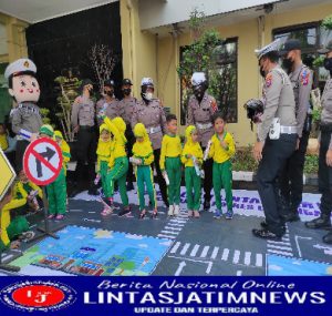 Outing Class Edukasi Profesi Polisi dan Keselamatan Berkendara TK ABA Surabayan