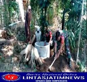 Wujudkan Lingkungan Sehat, Babinsa Kodim 08092/Ponorogo Kerja Bakti Bersama Warga