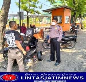 Polsek Paciran Beri Edukasi Pengemudi dan Pengandara tentang Etika Berhenti dan Parkir