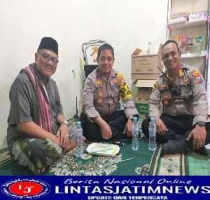 Kapolsek Tambaksari Bersama Wakapolsek Laksanakan Silaturami di Kediaman Ketua MWCNU Tambaksari H. Zainal Arifin