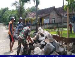 Dengan Sepenuh Hati, Babinsa Bantu Warga Pembuatan Saluran Irigasi