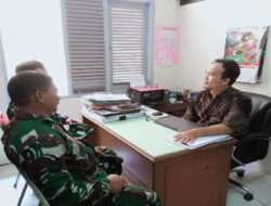 Pererat Tali Silaturrahmi, Babinsa Danukusuman Komsos dengan Linmas dan Staf Kelurahan