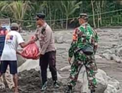 Polisi Serahkan Bantuan Sembako Untuk Warga Sumberlangsep yang Sempat Terisolasi Akibat Lahar Dingin Semeru