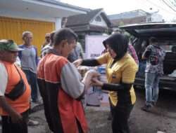 Peduli Sesama, Polisi di Kediri Salurkan Bantuan Sosial Untuk Warga