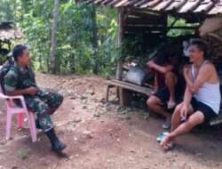 Jaga Kemanunggalan TNI-Rakyat, Babinsa Koramil 0801/08 Tulakan Lakukan Komsos