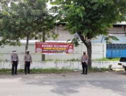 Jelang Nataru Satlantas Polres Gresik Pasang Spanduk Himbauan di Jalur Rawan Laka