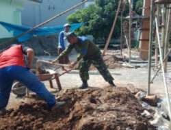 Berbenah, Danramil Nogosari Pimpin Anggota Korve Pembuatan Gapura