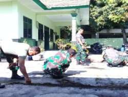 Ciptakan Lingkungan Bersih Dan Sehat, Anggota Koramil 02/Banjarsari Bersihkan Seputaran Kantor Koramil