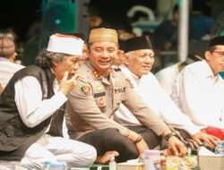 Ribuan Warga dan Polisi di Jombang Sinau Bareng Cak Nun