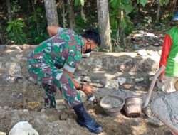 Babinsa Dan Masyarakat Kerja Bakti Perbaikan Drainase