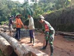 Wujudkan Kemanunggalan TNI dan Rakyat, Babinsa Bantu Pembuatan Talud