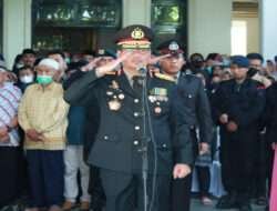 Beri Penghormatan Terakhir, Kapolda Jatim Pimpin Upacara Pemberangkatan Jenazah Alm Dansat Brimob