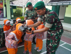 Outingclass TK Aisyiah Sukoharjo 1 di Makodim 0726/Sukoharjo Dalam pengenalan lingkungan dan profesi