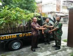 Babinsa Jayengan Serahkan Bantuan Bibit Buah dari Kodim 0735/Surakarta
