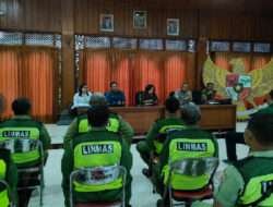 Kompak..!! Babinsa Kelurahan Karangasem Bersama Bhabinkamtibmas Lakukan Pembinaan Pada Linmas