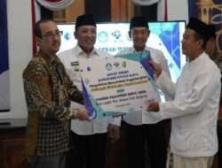 Serah terima secara simbolik Sumur bor tenaga surya dari Direktur PENS kepada Ponpes Nurul Jadid