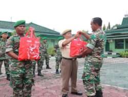 Dandim Ngawi Bagikan Bingkisan Kepada Anggota Yang Merayakan Natal