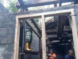 Babinsa Hargotirto Bersama Warga Gotong Royong Bongkar Rumah
