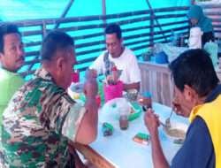 Bersama Warga Nongkrong di Warung Kopi, Tampak Keakraban Babinsa dan warga