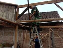 Hadir di Tengah Rakyat, Babinsa Mojosongo Bantu Perbaikan Rumah Warga