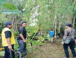 Babinsa Kodim 0802/Ponorogo Kerja Bakti Pelebaran Akses Jalan Bersama Warga