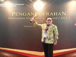 Mendagri Memberi Penghargaan Kepada Badrut Tamam Bupati Pamekasan