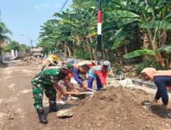 Babinsa Kedunggalar Bersama Warga Karya Bakti Perbaikan Jalan Di Wilayah Binaan