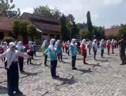 Ciptakan Disiplin sejak Dini, Babinsa Koramil 0805/15 Karanganyar latih PBB siswa SMP