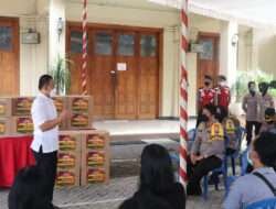 Berbagi Kasih, Polres Ponorogo Berbagi Sembako Kepada Jemaat Gereja Santa Maria