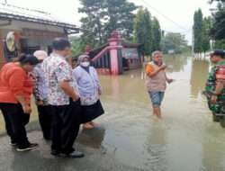 Babinsa Laban Monitoring dan Bantu Evakuasi Warga yang Terdampak Luapan Sungai Cabak di Mojolaban