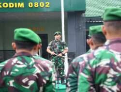 Usai Upacara Bendera Hari Senin, Dandim 0802/Ponorogo Berikan Jam Komandan Kepada Anggota
