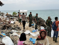 Polres Probolinggo Kota Bersama TNI dan Warga Bangun Tanggul Buatan di Pulau Gili Ketapang Pasca Abrasi