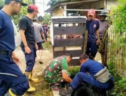 Ciptakan Hidup Sehat, Babinsa Koramil 0801/01 Pacitan Bersama Warga Bersihkan Lingkungan