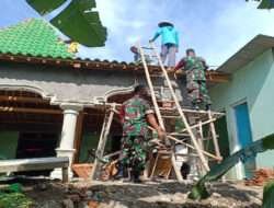Berikan Kenyamanan Beribadah, Anggota Koramil Karanganyar Bantu Warga Rehab Masjid
