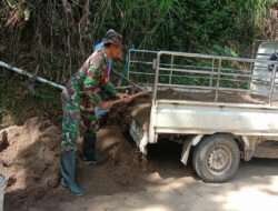 Wujud Kepedulian Babinsa Bantu Barga dalam Proses Pengambilan Material Pasir