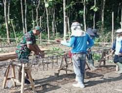 Ringankan Beban Warga Binaan, Babinsa Nogosari Bantu Bangun Rumah Warga
