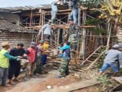 Babinsa Solokuro Bantu Pembangunan Masjid Palirangan