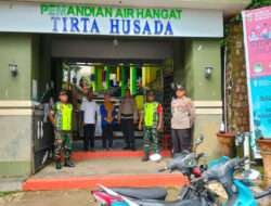 Koramil 0801/03 Arjosari Bersinergi Jaga Pos Pengamanan Jelang Nataru di Wisata Banyu Anget