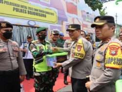 Kunjungi Pos Pam di Bojonegoro, Wakapolda Jatim Berbagi Bingkisan Untuk Warga dan Petugas