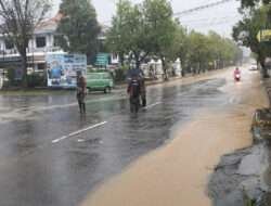 Wujud Peduli, Babinsa Koramil 0801/01 Pacitan Bantu Atur Arus Lalu Lintas Saat Banjir