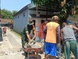 Babinsa Bringin Gotong Royong Bersama Rakyat Dalam Giat Karya Bakti Bangun Jembatan