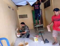 Atasi Kesulitan Rakyat, Babinsa Joyotakan Bantu Rapikan Rumah Warga