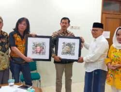 Hibah Lukisan QR Art di Pesantren Tebuireng