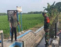 Babinsa Koramil 0805/05 Karangjati Bersama Warga Cek DAM Air Irigasi Persawahan
