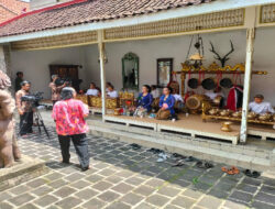 Babinsa Jayengan Saksikan Langsung Acara Tabuh Awal Gamelan Di Rumah Budaya Harjonegaran.