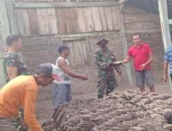 Anggota Koramil Kedunggalar Bantu Warga Rehab Rumah