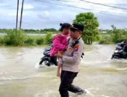 Tanggap Bencana, Polres Sumenep Turunkan Personel Bantu Warga Terdampak Banjir
