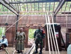 Manunggal Bersama Rakyat, Babinsa 0801/06 Bandar Bantu Warga Perbaiki Rumah Warga